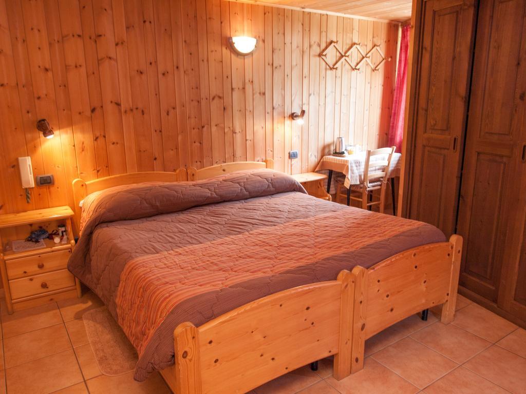 Le Vieux Rascard Chambres D'Hotes Champoluc Zimmer foto